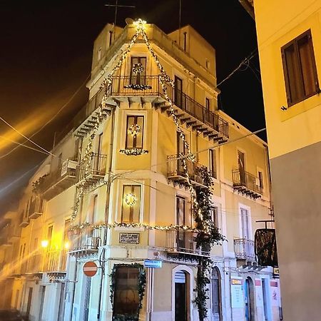 B&B L'Angolo Sulla Piazza Mirabella Imbaccari Bagian luar foto
