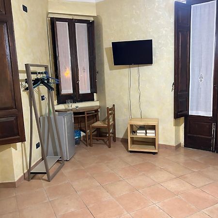B&B L'Angolo Sulla Piazza Mirabella Imbaccari Bagian luar foto