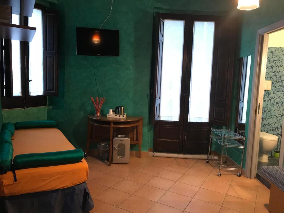 B&B L'Angolo Sulla Piazza Mirabella Imbaccari Bagian luar foto