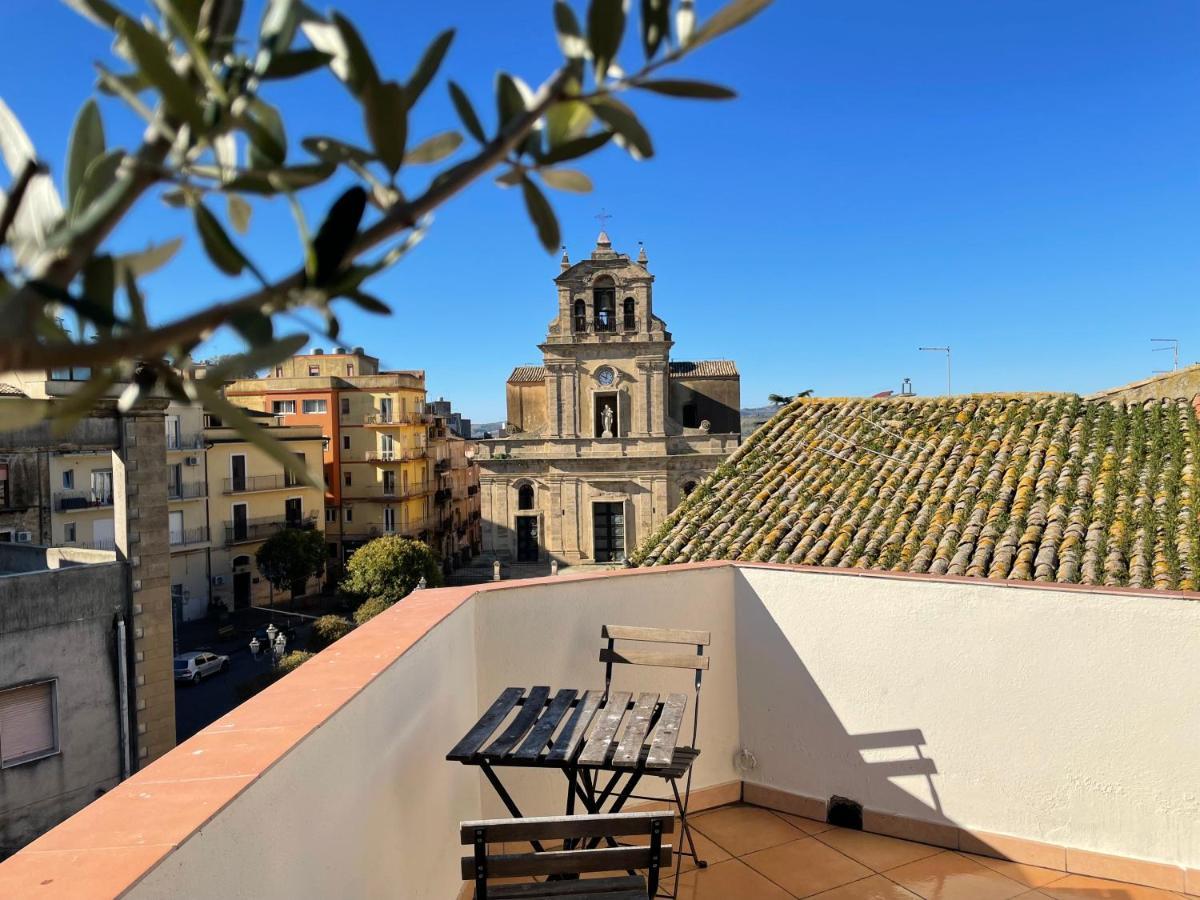 B&B L'Angolo Sulla Piazza Mirabella Imbaccari Bagian luar foto