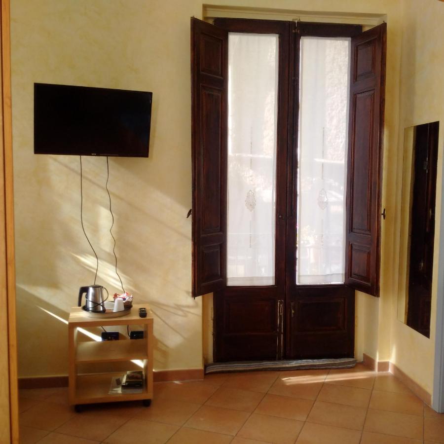 B&B L'Angolo Sulla Piazza Mirabella Imbaccari Bagian luar foto