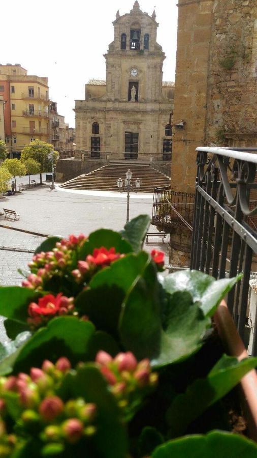 B&B L'Angolo Sulla Piazza Mirabella Imbaccari Bagian luar foto