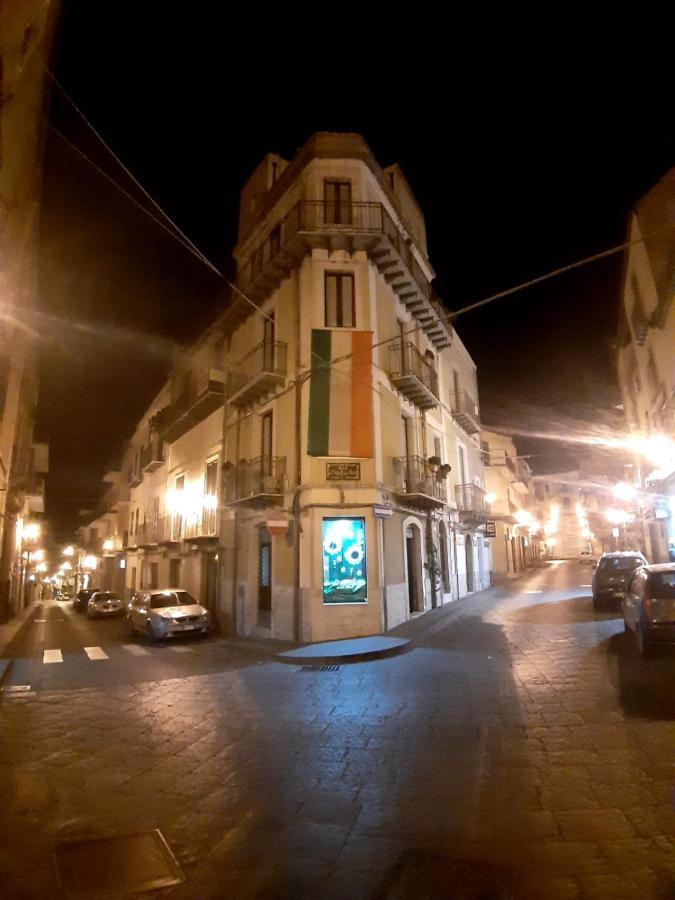 B&B L'Angolo Sulla Piazza Mirabella Imbaccari Bagian luar foto